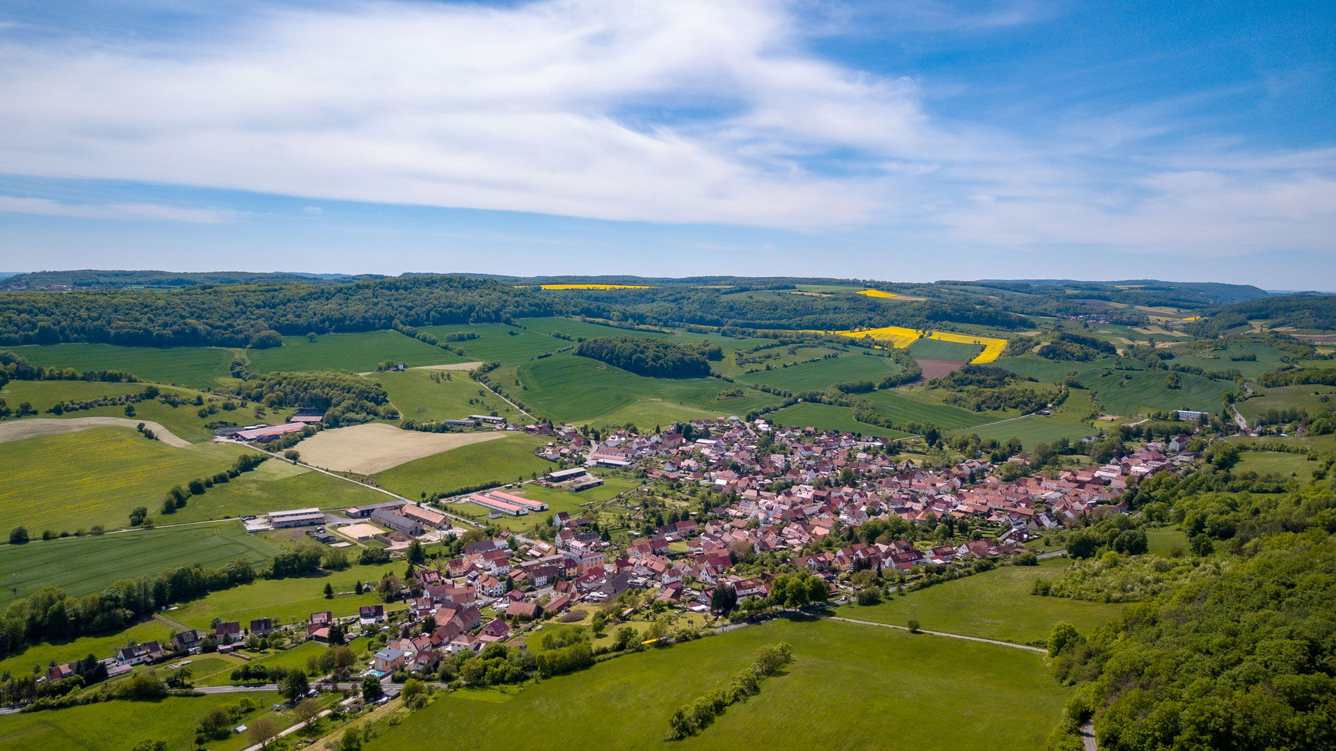Blick auf Ifta aus der Vogelperspektive - im Hintergrund links ist der ehemalige Grenzturm am P21 zu sehen