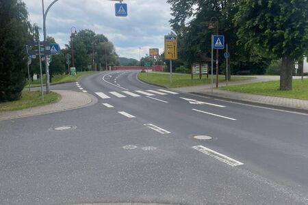 Straßenübergang mit Zebrastreifen