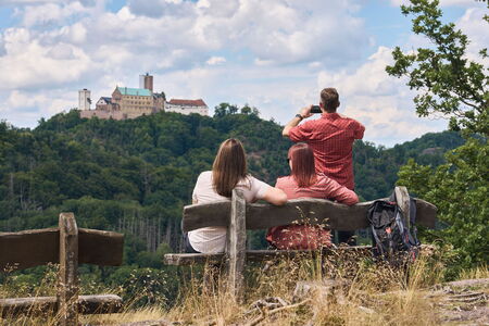 Wanderer genießen den Ausblick zur Wartburg bei Eisenach im Thüringer Wald