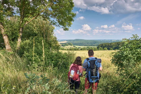 Zwei Wanderer genießen die Aussicht am Naturparkweg in Richtung Thüringer Wald